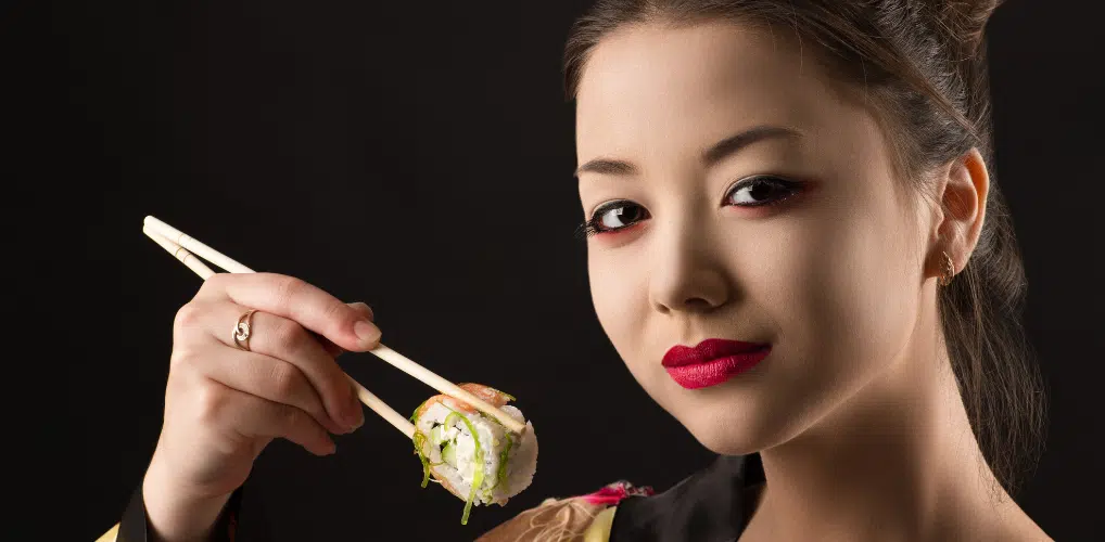 Amore per il sushi di una ragazza giapponese